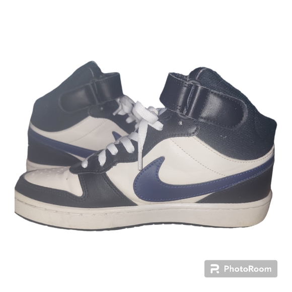 Boys Nike Sneakers - Picture 3 of 6